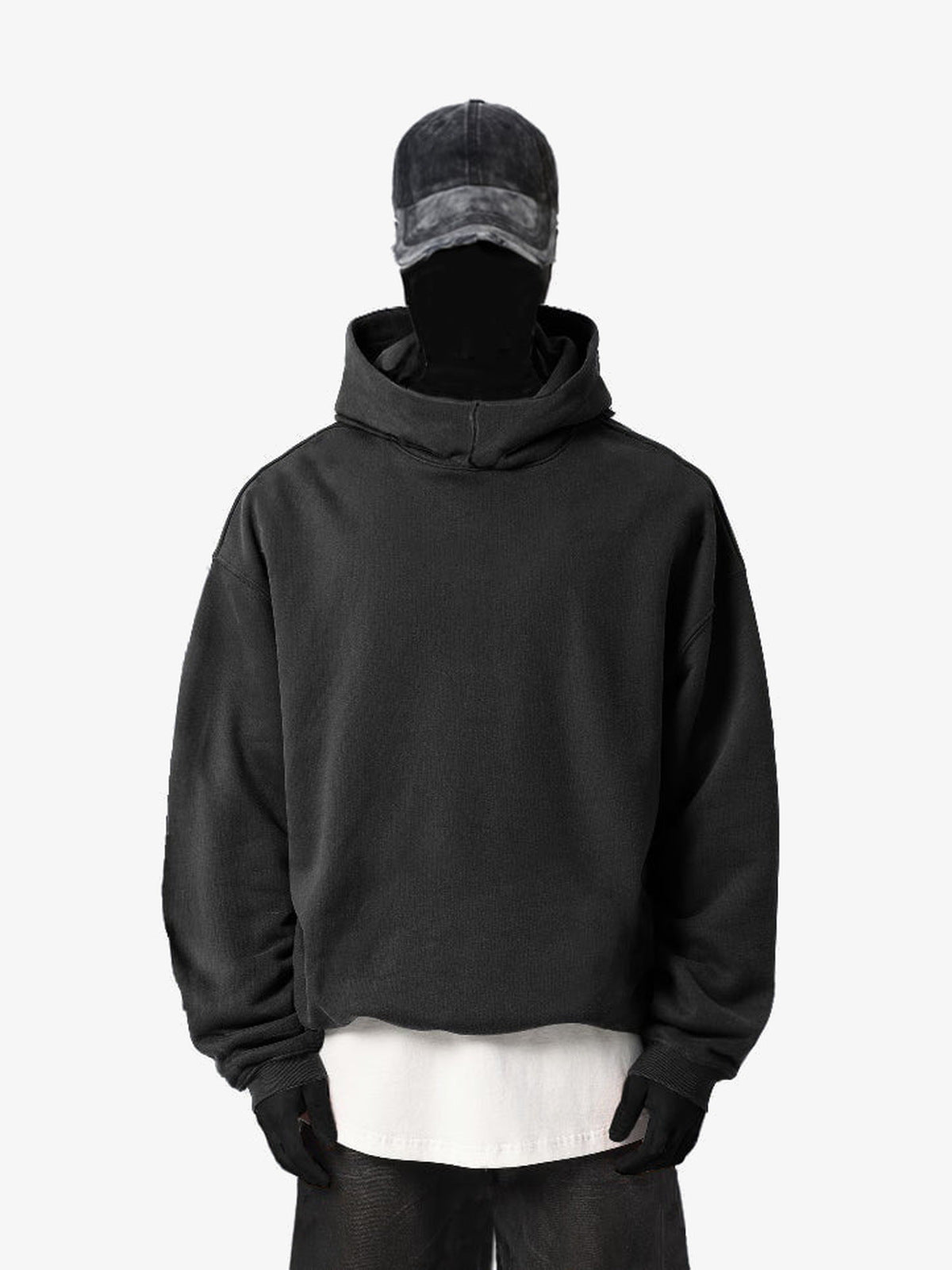 Schlichter Boxy Cropped Hoodie – Schwarz, am Model, Vorderansicht | XoKool