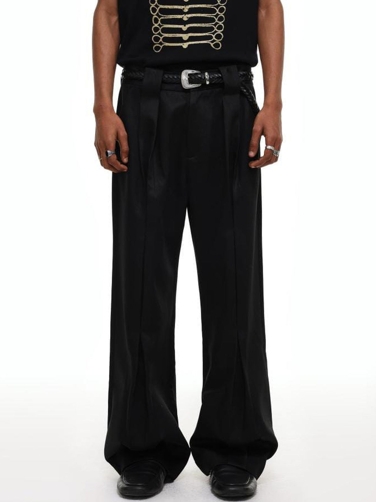 Bundfaltenhose – Schwarz, am Model, Vorderansicht | XoKool