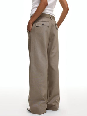 Bundfaltenhose – Taupe, am Model, Rückansicht | XoKool