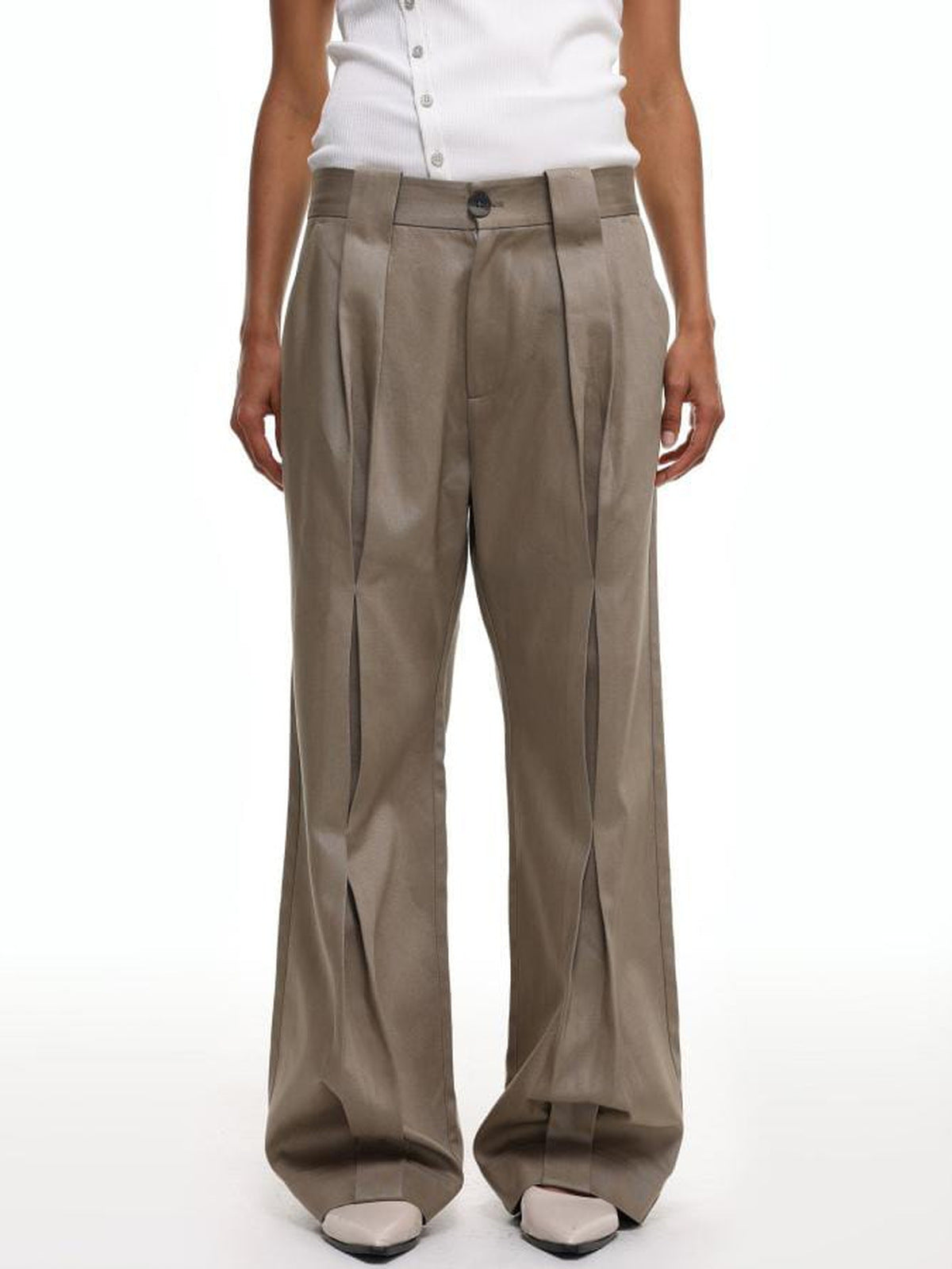 Bundfaltenhose mit weitem geradem Bein – Taupe, am Model, Vorderansicht | XoKool