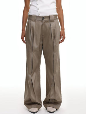 Bundfaltenhose mit weitem geradem Bein – Taupe, am Model, Vorderansicht | XoKool