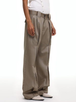 Bundfaltenhose mit weitem geradem Bein – Taupe, am Model, Seitenansicht | XoKool