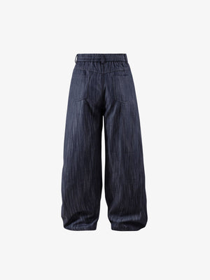 Jeans de pierna ancha con pinzas en índigo oscuro – parte trasera plana | XoKool
