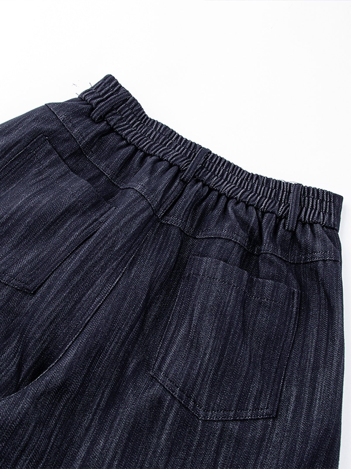 Jeans con pinzas – detalle de la cintura elástica trasera | XoKool