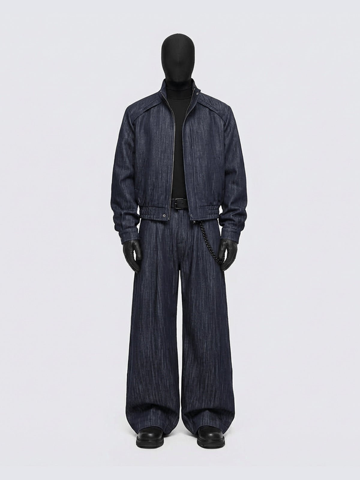 Wide Leg Jeans mit Bundfalten in Dark Indigo – an der Puppe mit passender Jacke | XoKool