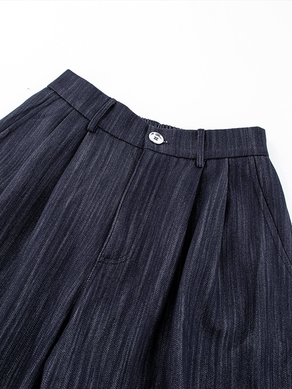 Jeans de pierna ancha con pinzas en azul índigo oscuro – detalle de la pinza en la cintura | XoKool