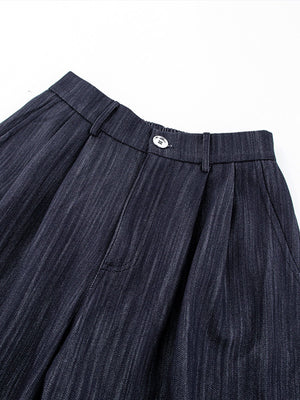 Jeans de pierna ancha con pinzas en azul índigo oscuro – detalle de la pinza en la cintura | XoKool