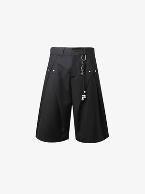 Wide Leg Shorts mit Bundfalten und Ketten-Charm – Schwarz, Vorderseite flach | XoKool