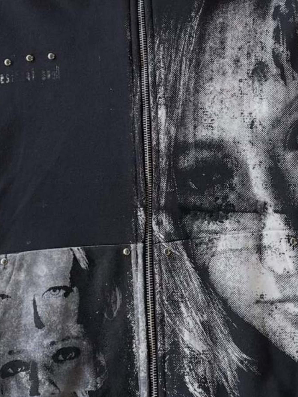 Hoodie con doble cierre y estampado de retrato en negro lavado – detalle del retrato en el pecho y el cierre | XoKool