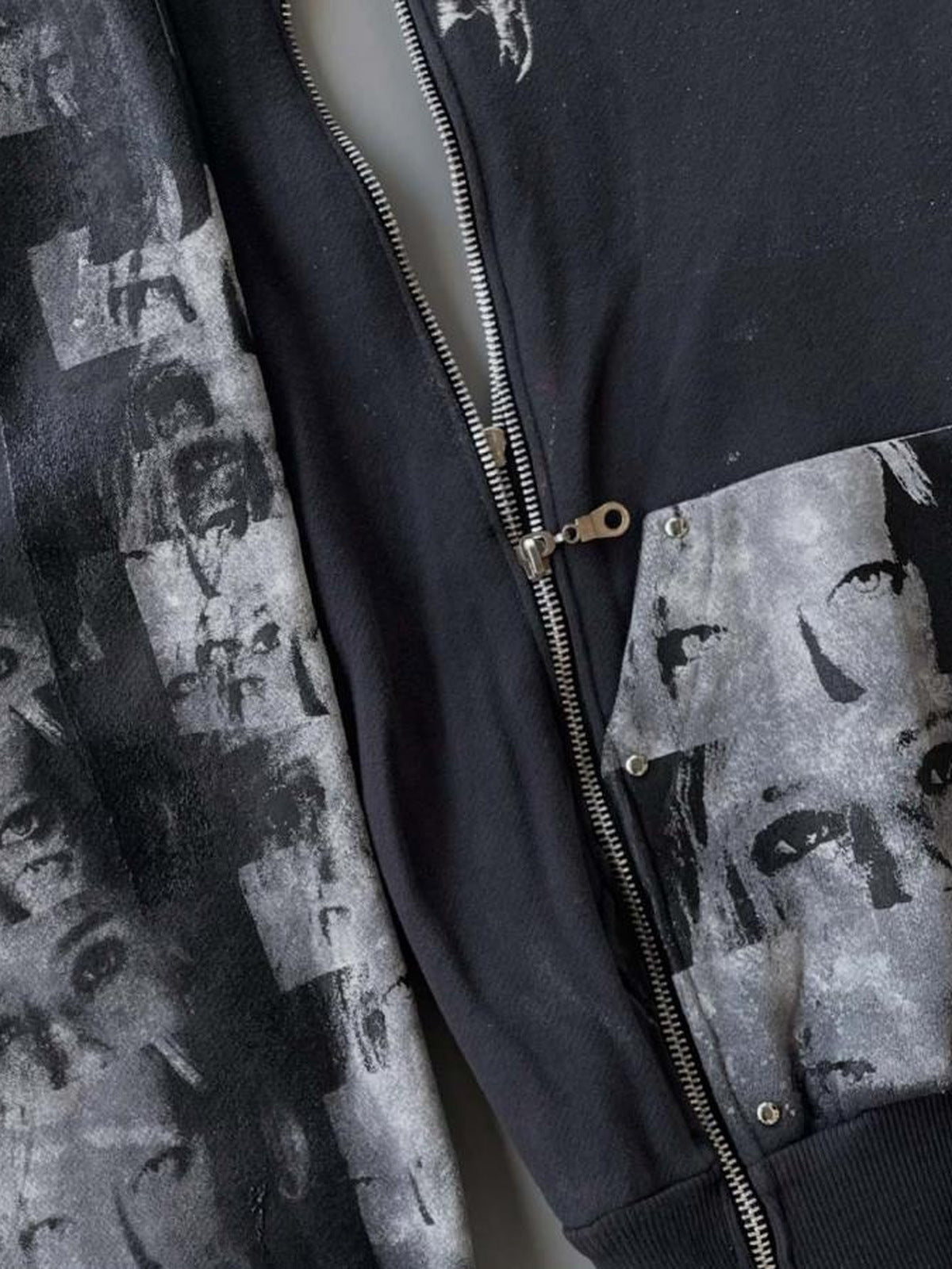 Hoodie con doble cierre y estampado de retrato en negro lavado – detalle del estampado de la manga y el cierre | XoKool