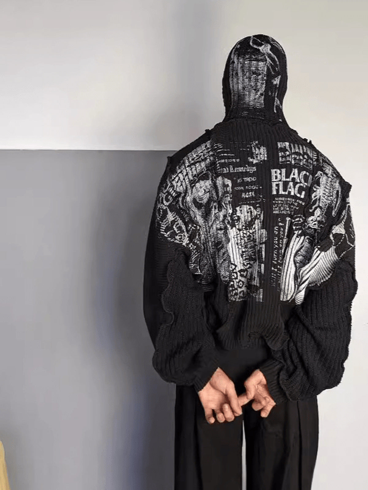 Punk Collage Strick-Hoodie mit Sturmhaube – am Model, Rückansicht | XoKool