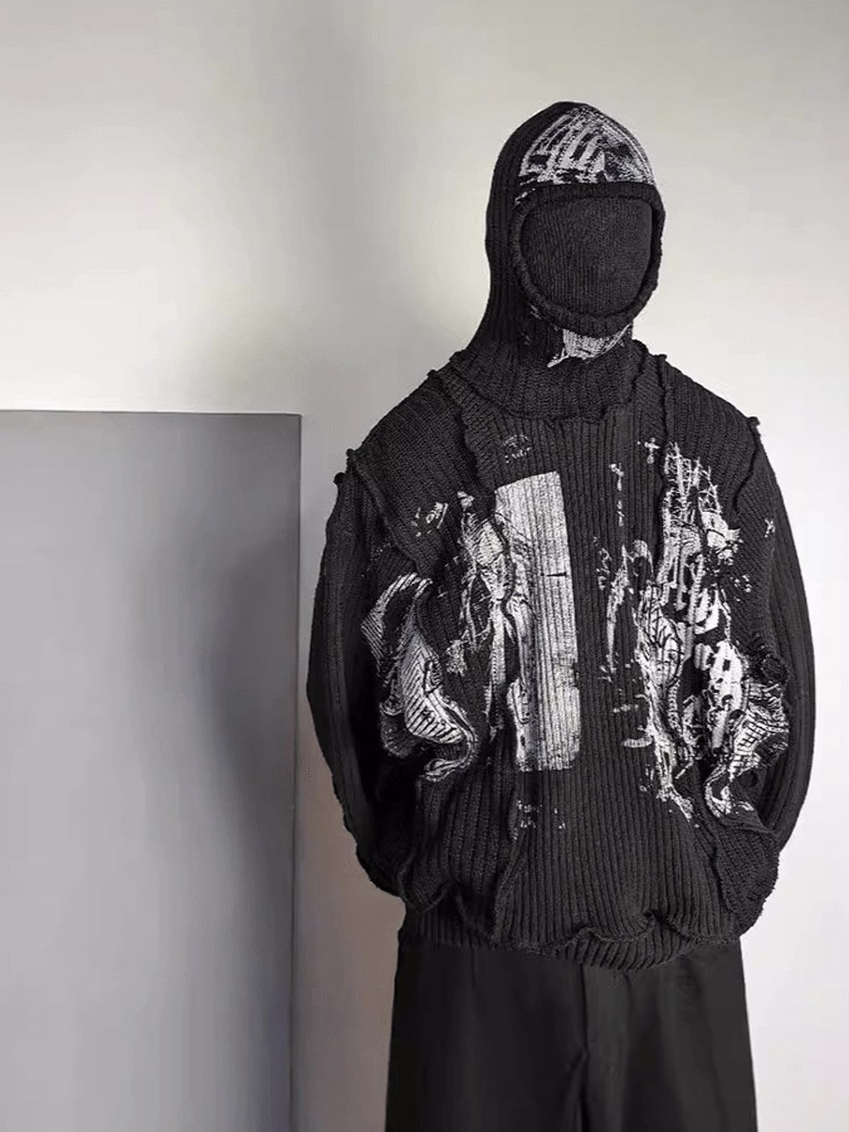 Punk Collage Strick-Hoodie mit Sturmhaube – am Model, Vorderansicht | XoKool