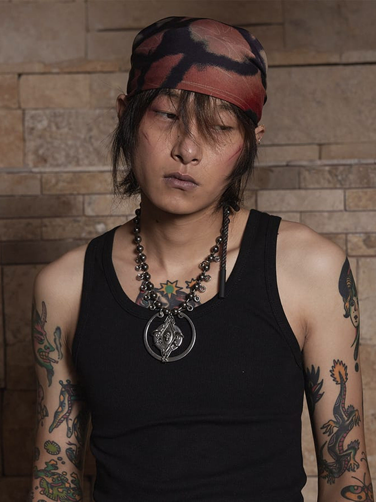 Rotes Bandana-Kopftuch mit abstraktem Print und Tunnelzug – am Model, Vorderansicht | XoKool