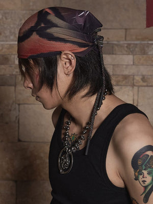 Rotes Bandana-Kopftuch mit abstraktem Print und Kordelzug – am Model, Seitenansicht, als Kopftuch gebunden | XoKool