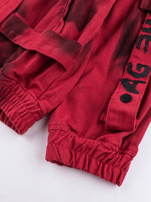 Chaqueta roja con estampado spray – detalle del puño y el texto de la manga | XoKool