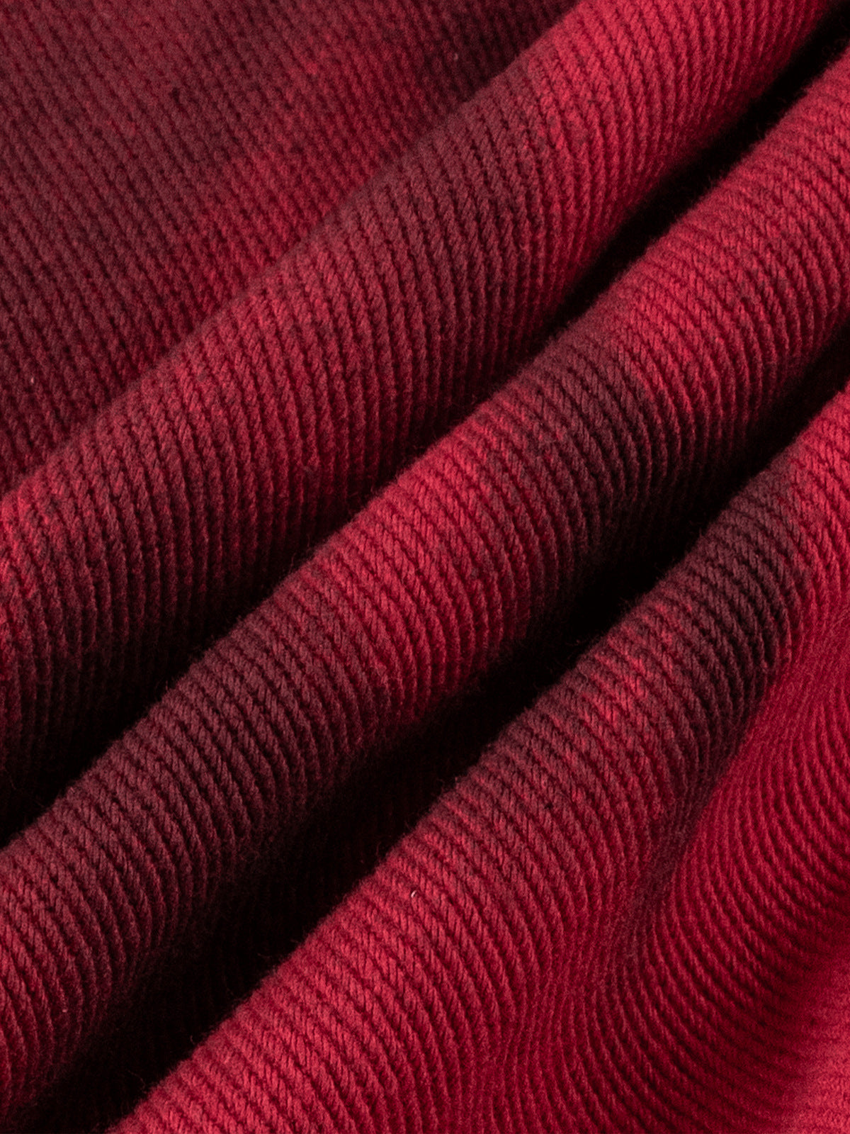 Chaqueta roja con estampado spray – detalle de la textura de la tela | XoKool