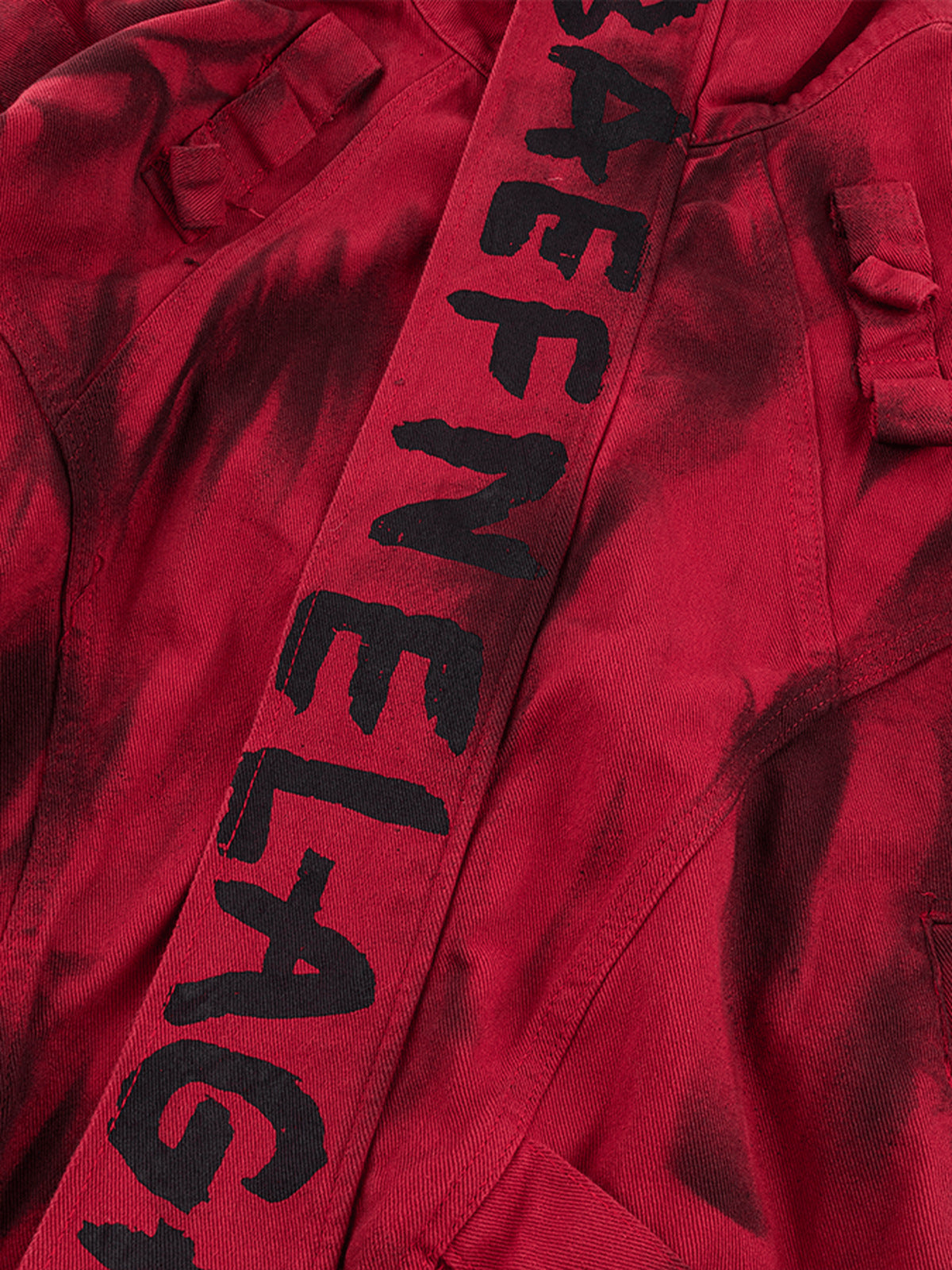 Chaqueta roja con estampado spray – detalle del texto estampado en el frente | XoKool