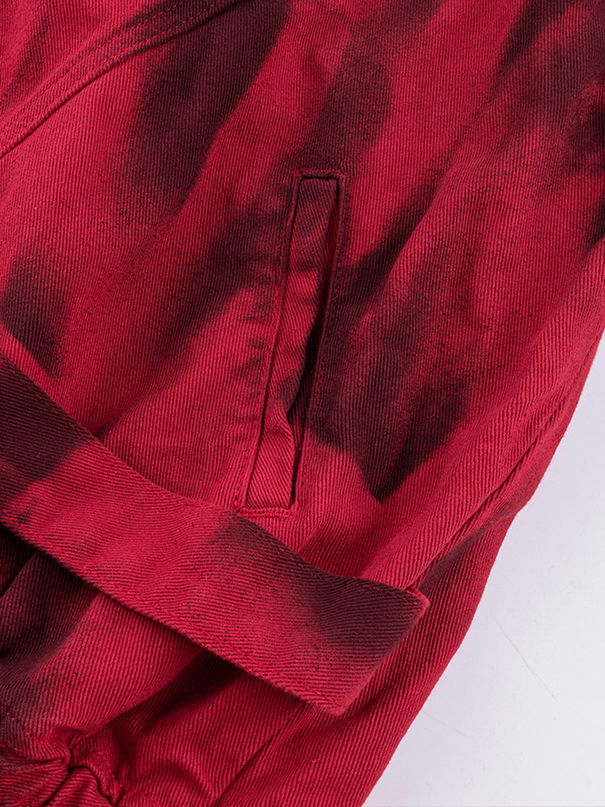 Chaqueta roja con estampado spray – detalle del bolsillo | XoKool