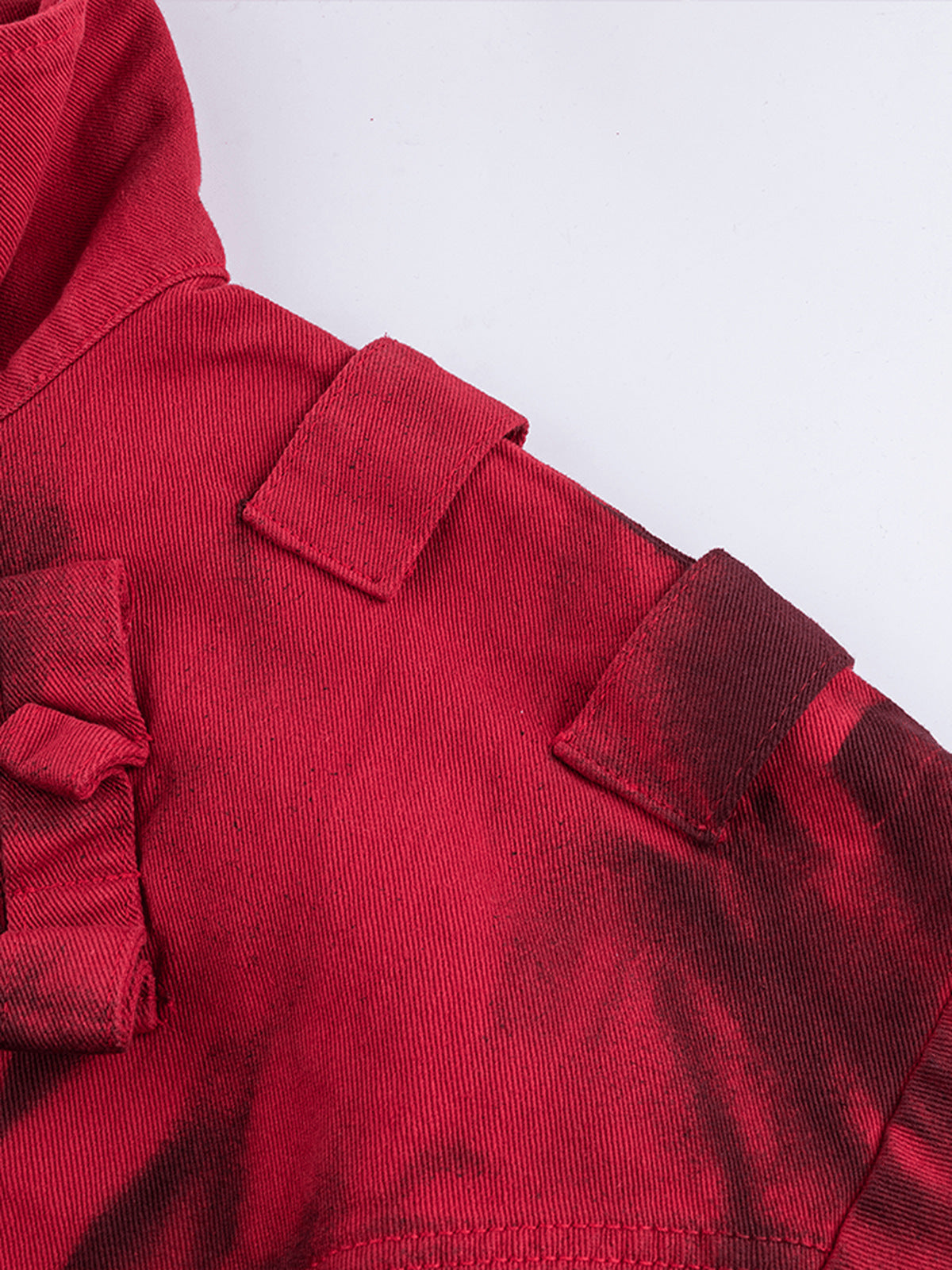 Chaqueta roja con estampado spray – detalle de la correa del hombro | XoKool