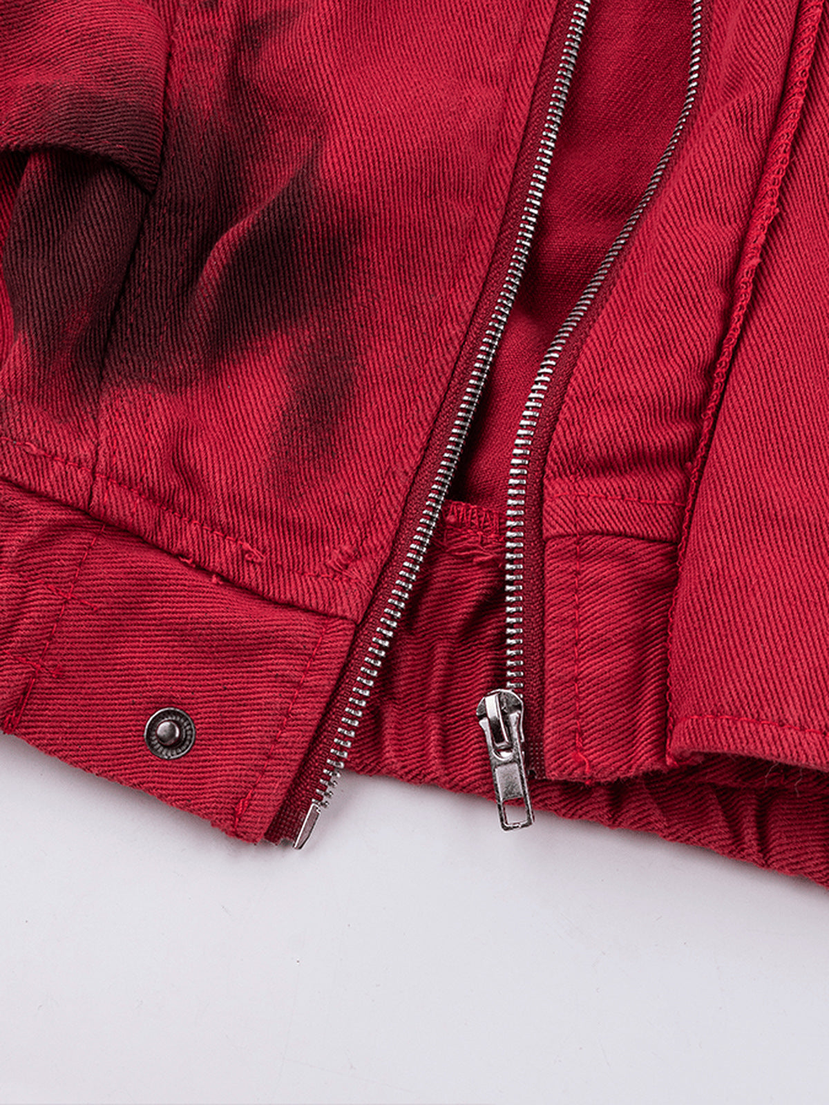 Chaqueta roja con estampado spray – detalle del cierre y el dobladillo | XoKool
