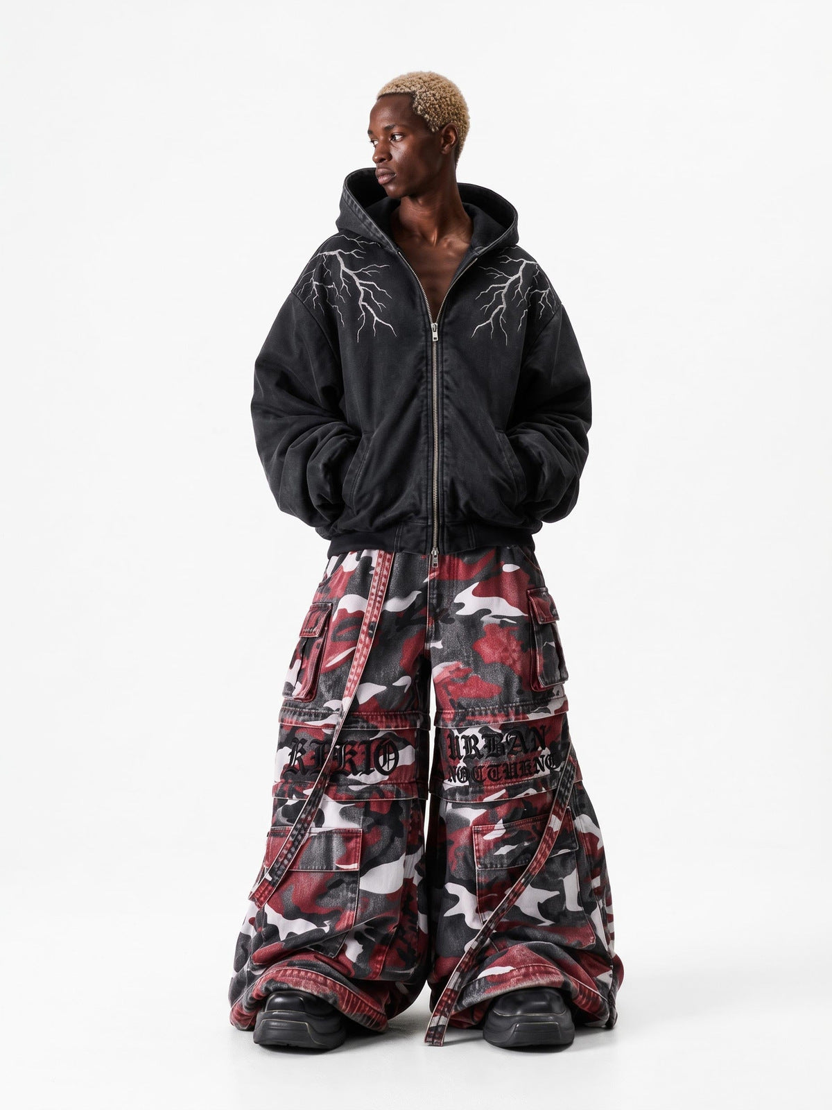 Rote Camo Baggy Cargohose mit Riemen – am Model, Vorderseite | XoKool