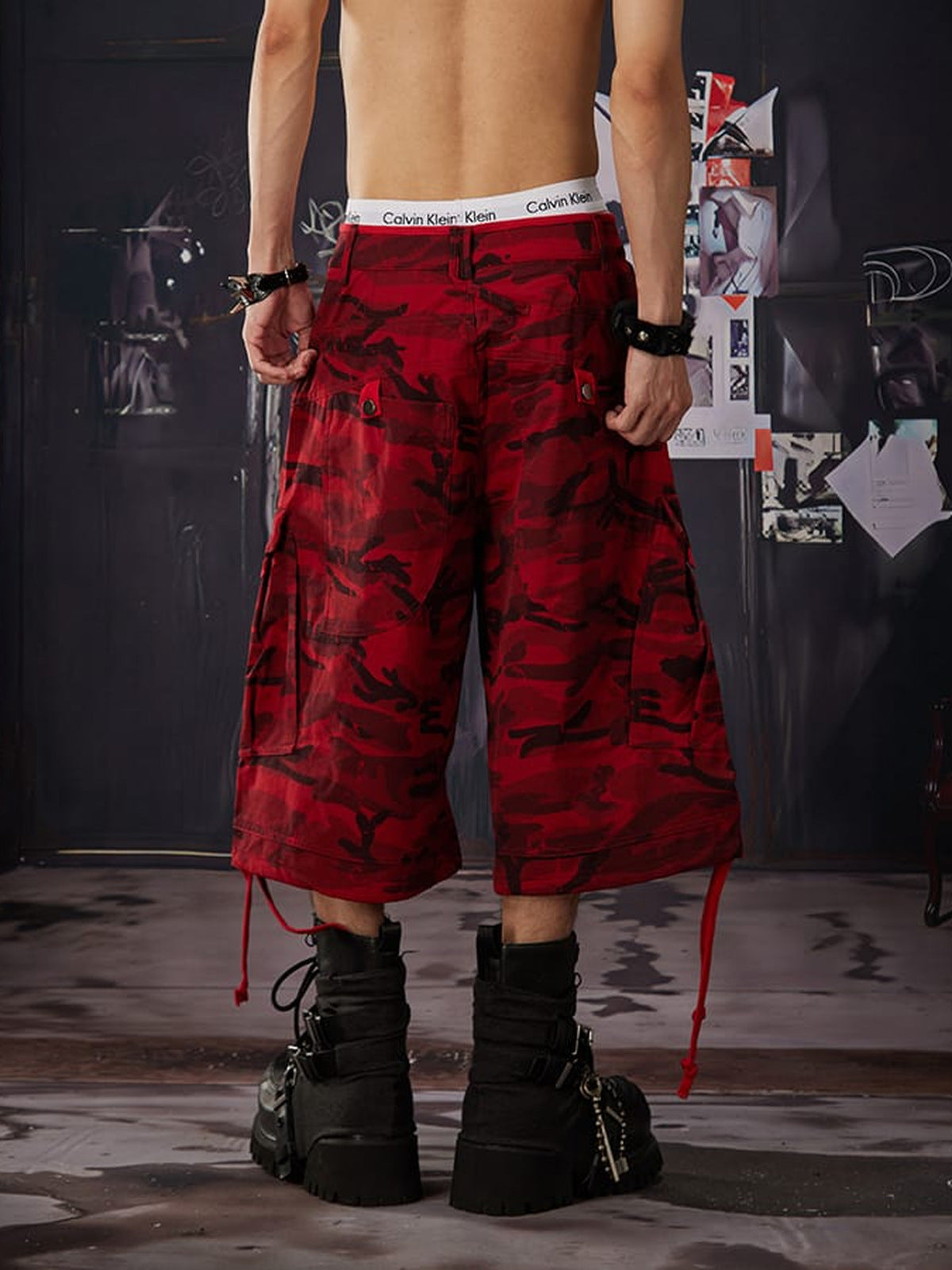 Rote Camo Wide Leg Cargoshorts – am Model, Rückseite | XoKool