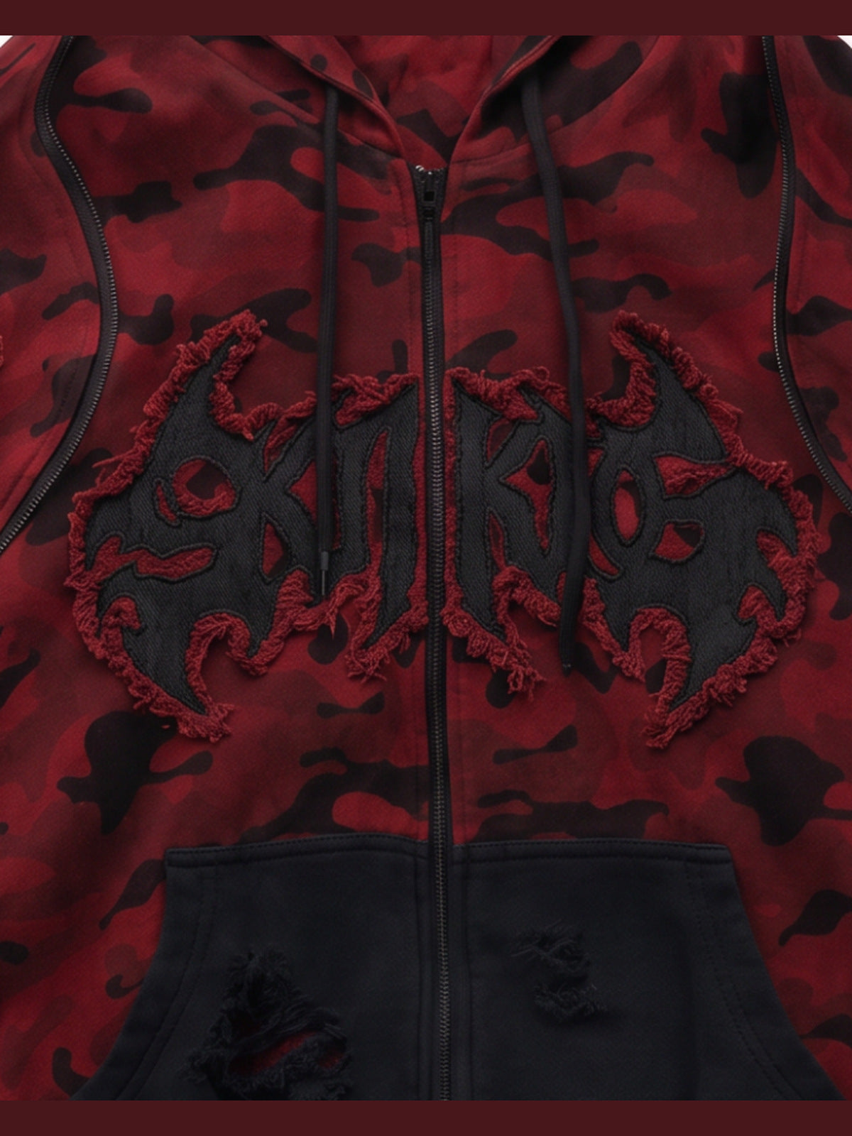 Hoodie con cierre de camuflaje rojo y bolsillo desgastado – detalle del parche del pecho y del bolsillo | XoKool