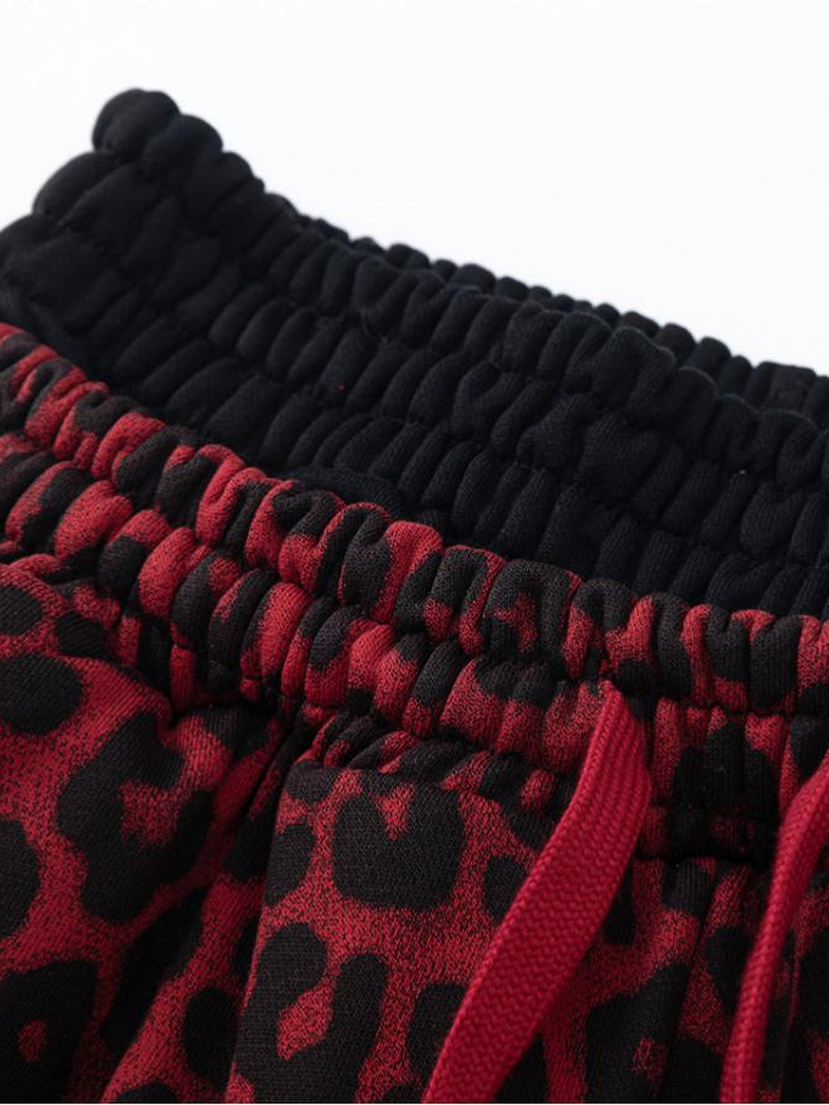 Leopard sweatpants – Black waistband close-up | XoKool