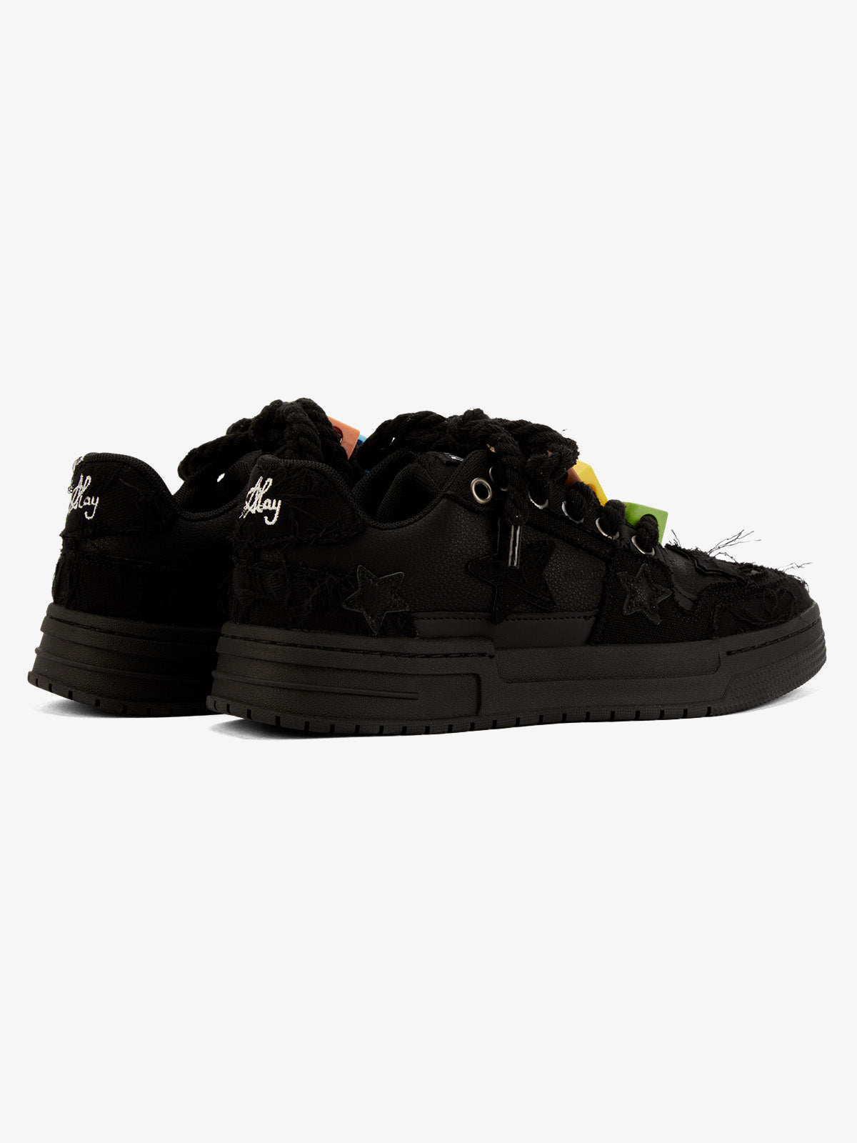 Zapatillas skate negras con estrellas – par en vista trasera 3/4 | XoKool