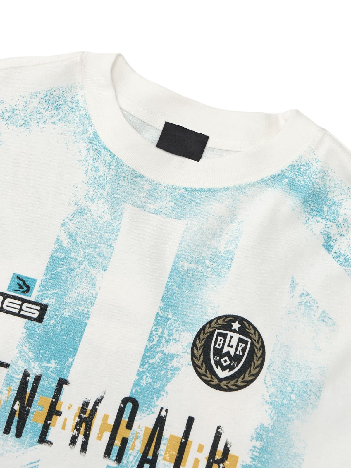 Camiseta de fútbol con capas – detalle del cuello, el escudo y la etiqueta | XoKool