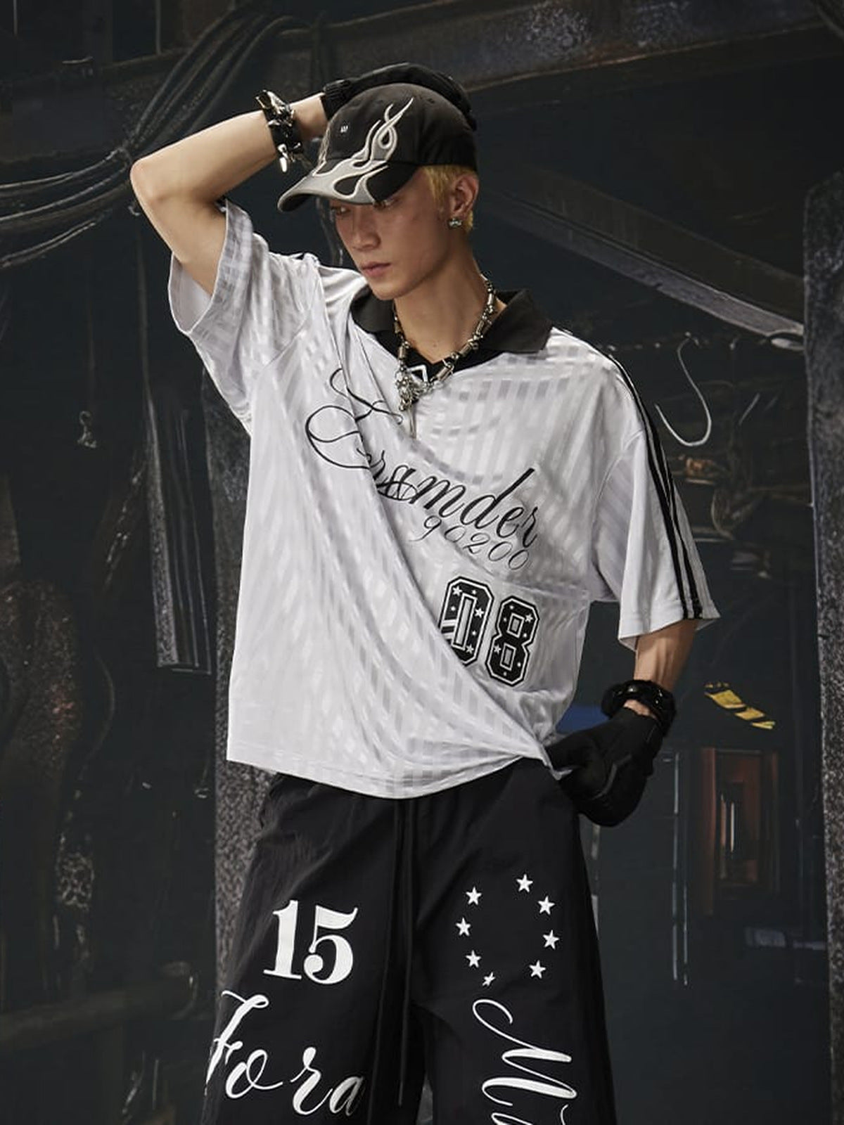 Retro Fußballtrikot mit Polokragen – Schwarze Details, am Model, Vorderansicht | XoKool