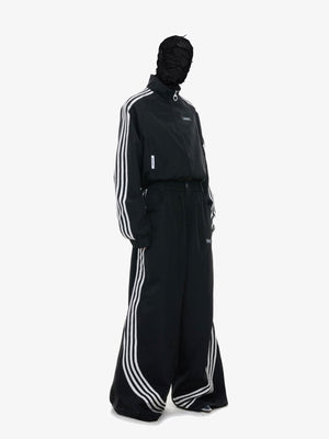 Retro Wide Leg Trainingshose mit Seitenstreifen – Schwarz, am Model mit Trainingsjacke | XoKool
