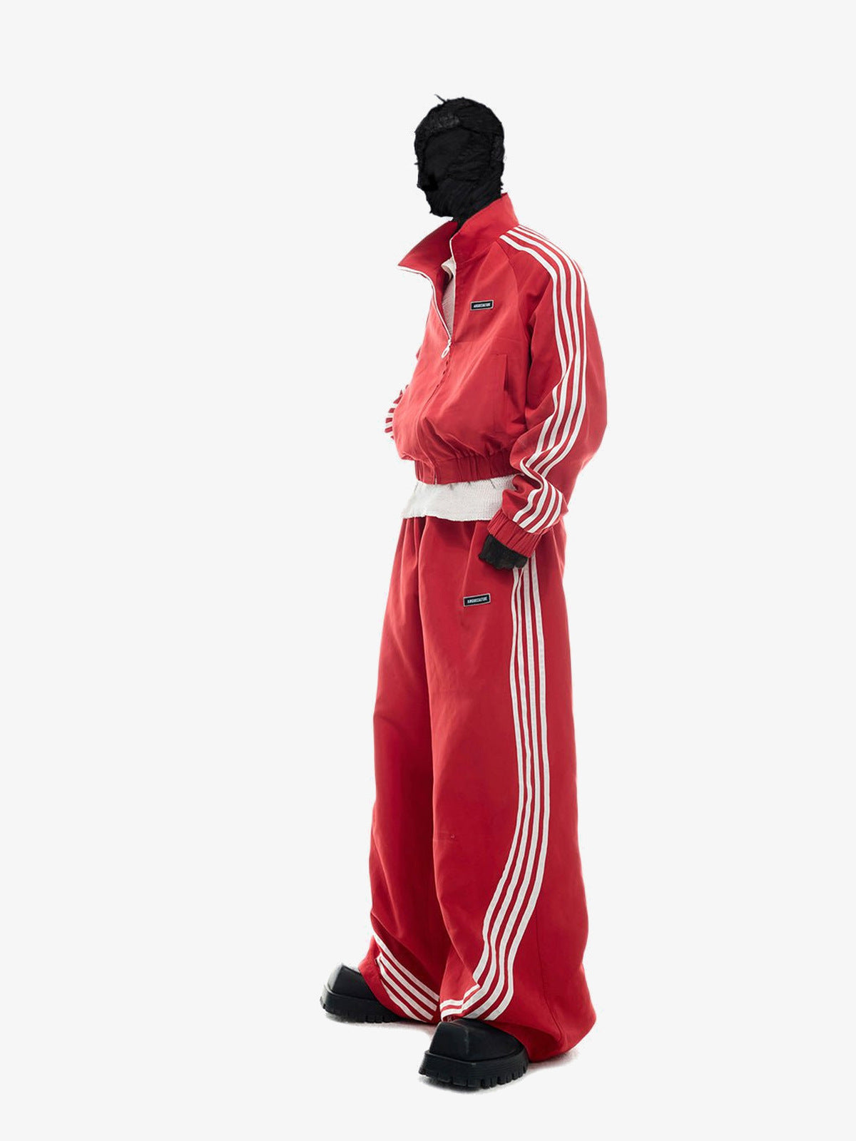 Retro Wide Leg Trainingshose mit Seitenstreifen – Rot, am Model von der Seite | XoKool