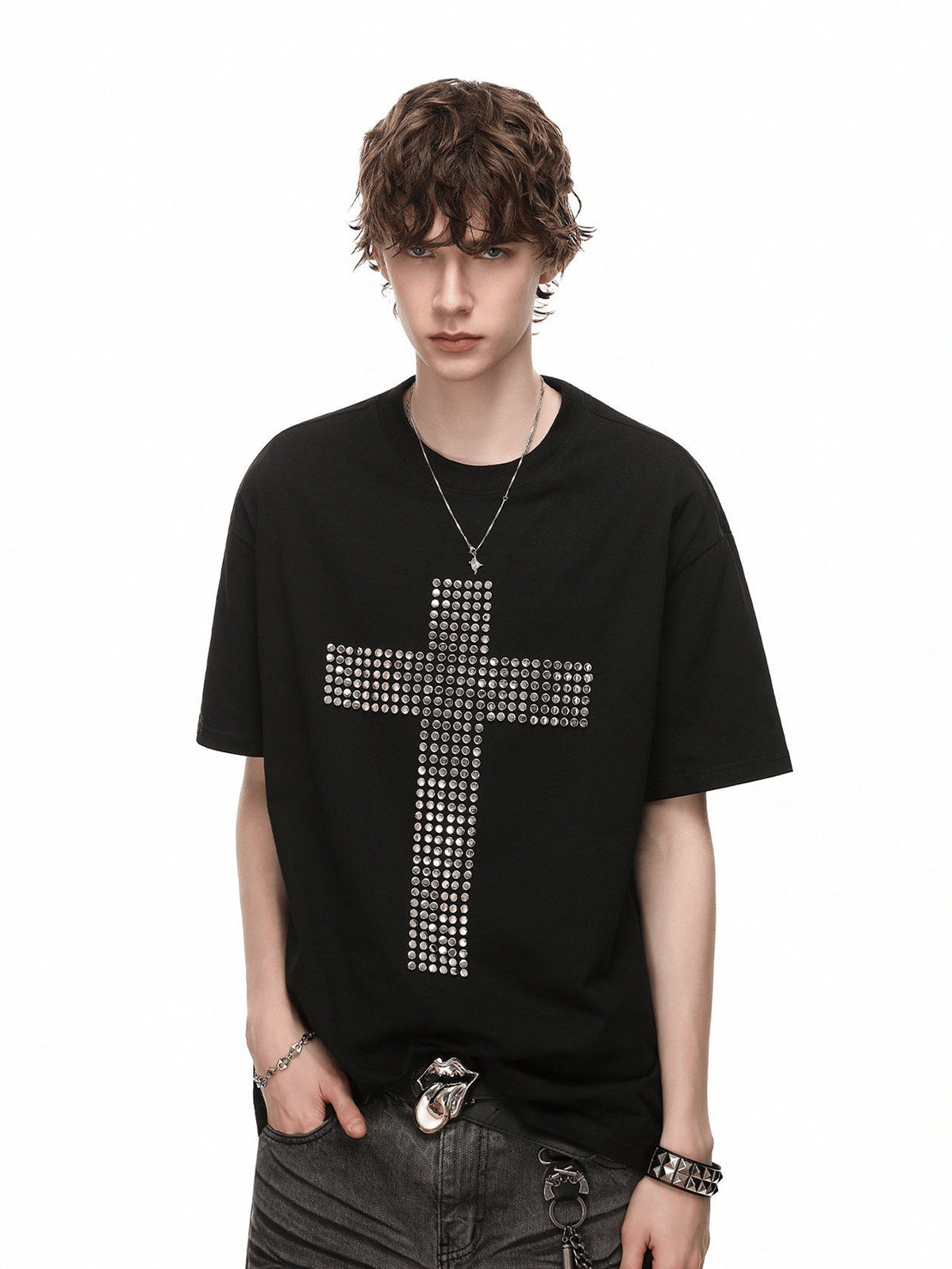 Camiseta con cruz de strass – Negro, en modelo, frontal | XoKool