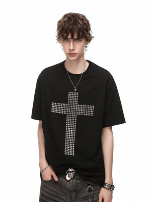 Camiseta con cruz de strass – Negro, en modelo, frontal | XoKool