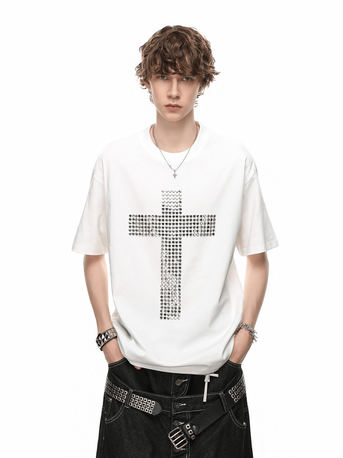 Camiseta blanca con cruz de strass – blanco, en modelo, frente | XoKool