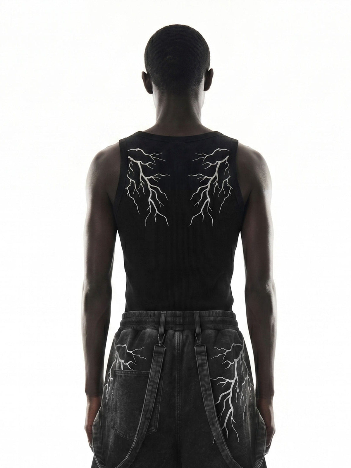 Geripptes Tanktop mit Blitz-Grafik – am Model, Rückseite | XoKool
