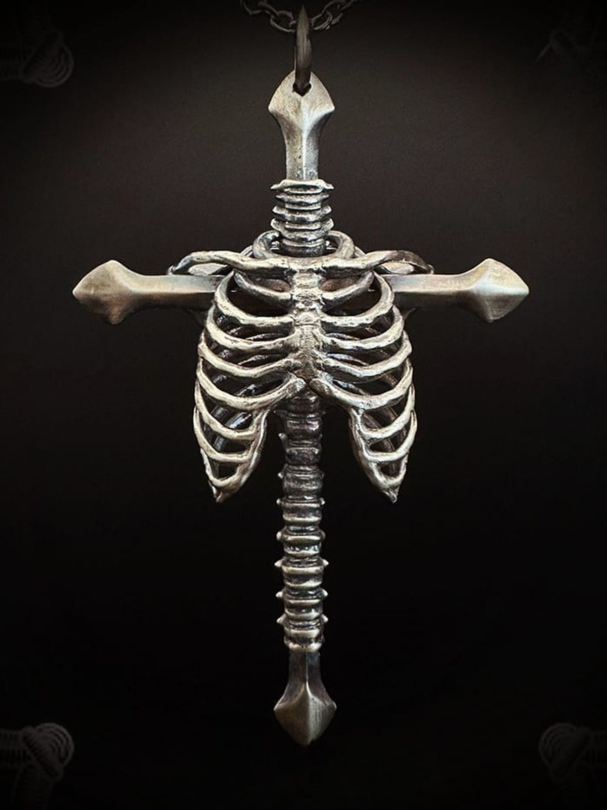 Gothic Kreuz-Anhänger Kette mit Rippenkäfig – Anhänger von vorne | XoKool