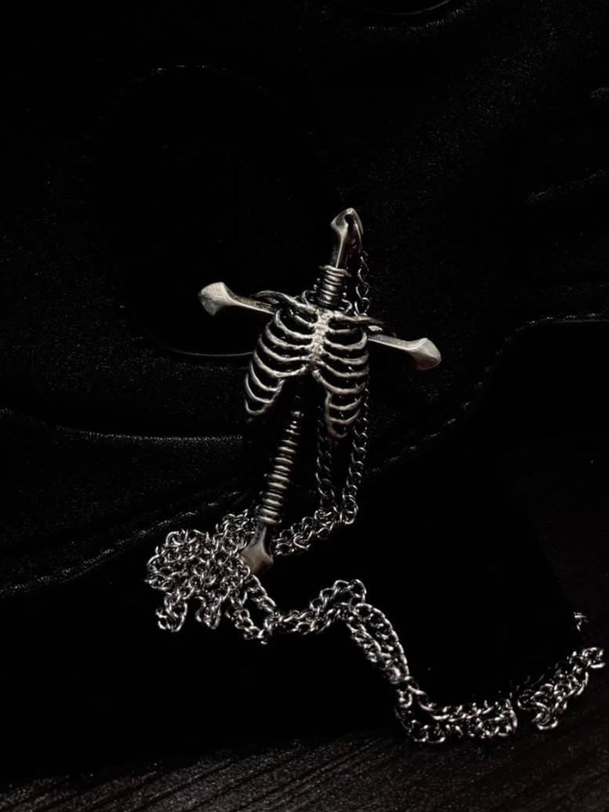 Gothic Kreuz-Anhänger Kette mit Rippenkäfig – Anhänger mit Kette auf dunklem Stoff | XoKool
