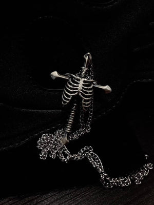 Gothic Kreuz-Anhänger Kette mit Rippenkäfig – Anhänger mit Kette auf dunklem Stoff | XoKool