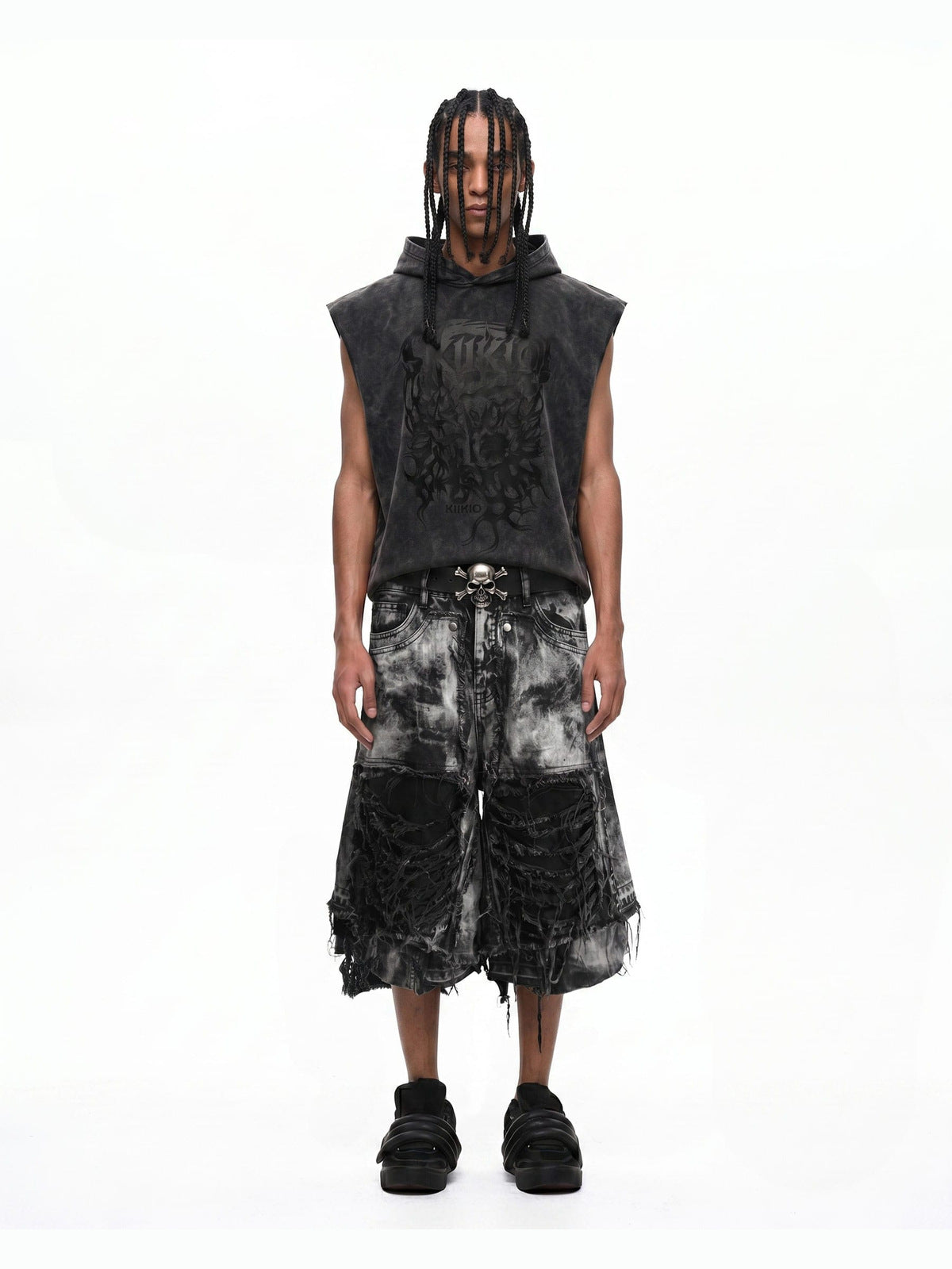 Jorts baggy rotos con bajo deshilachado – en modelo, frente, gris oscuro | XoKool