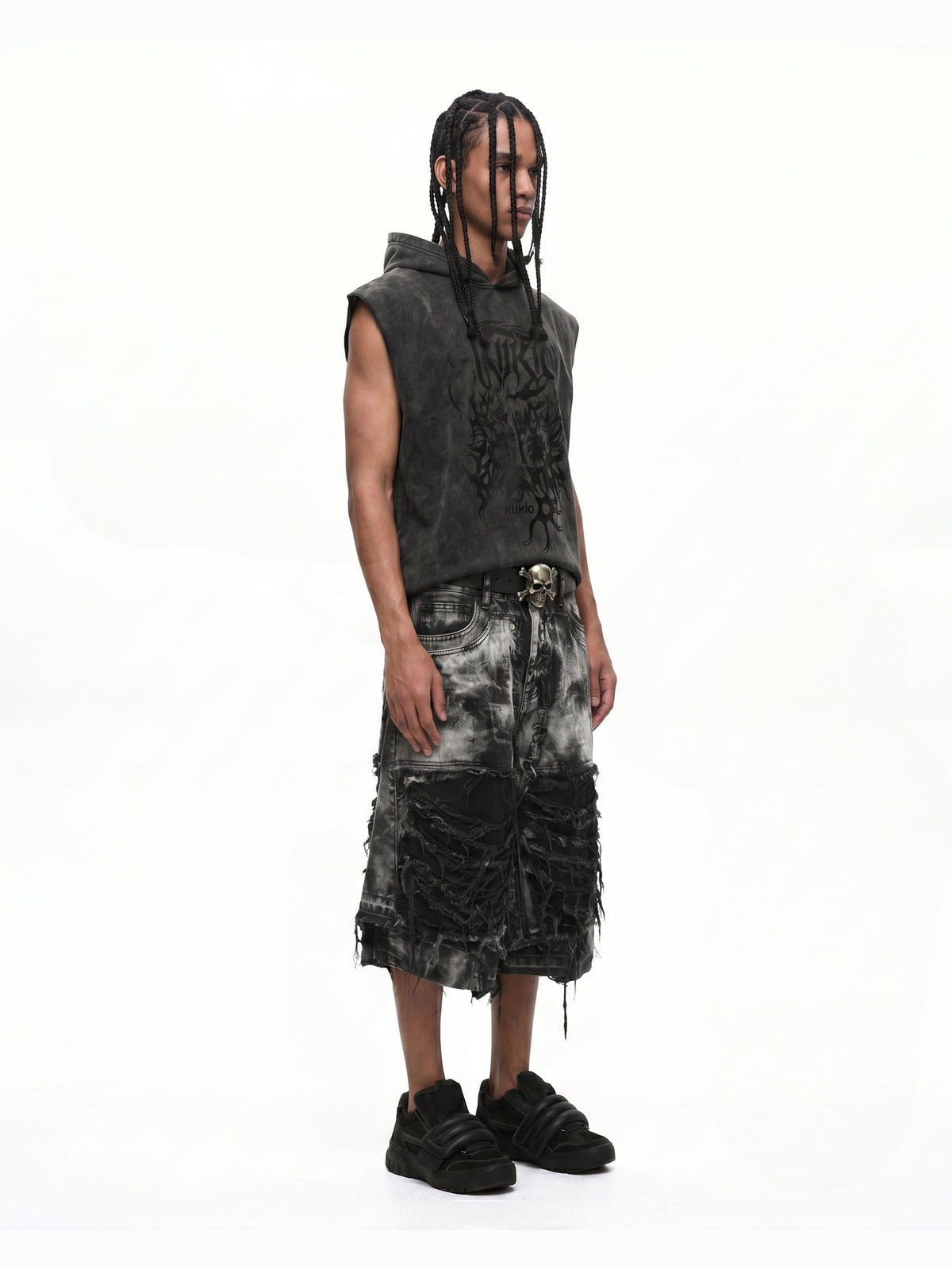 Jorts baggy rotos con bajo deshilachado – en modelo, lateral, gris oscuro | XoKool