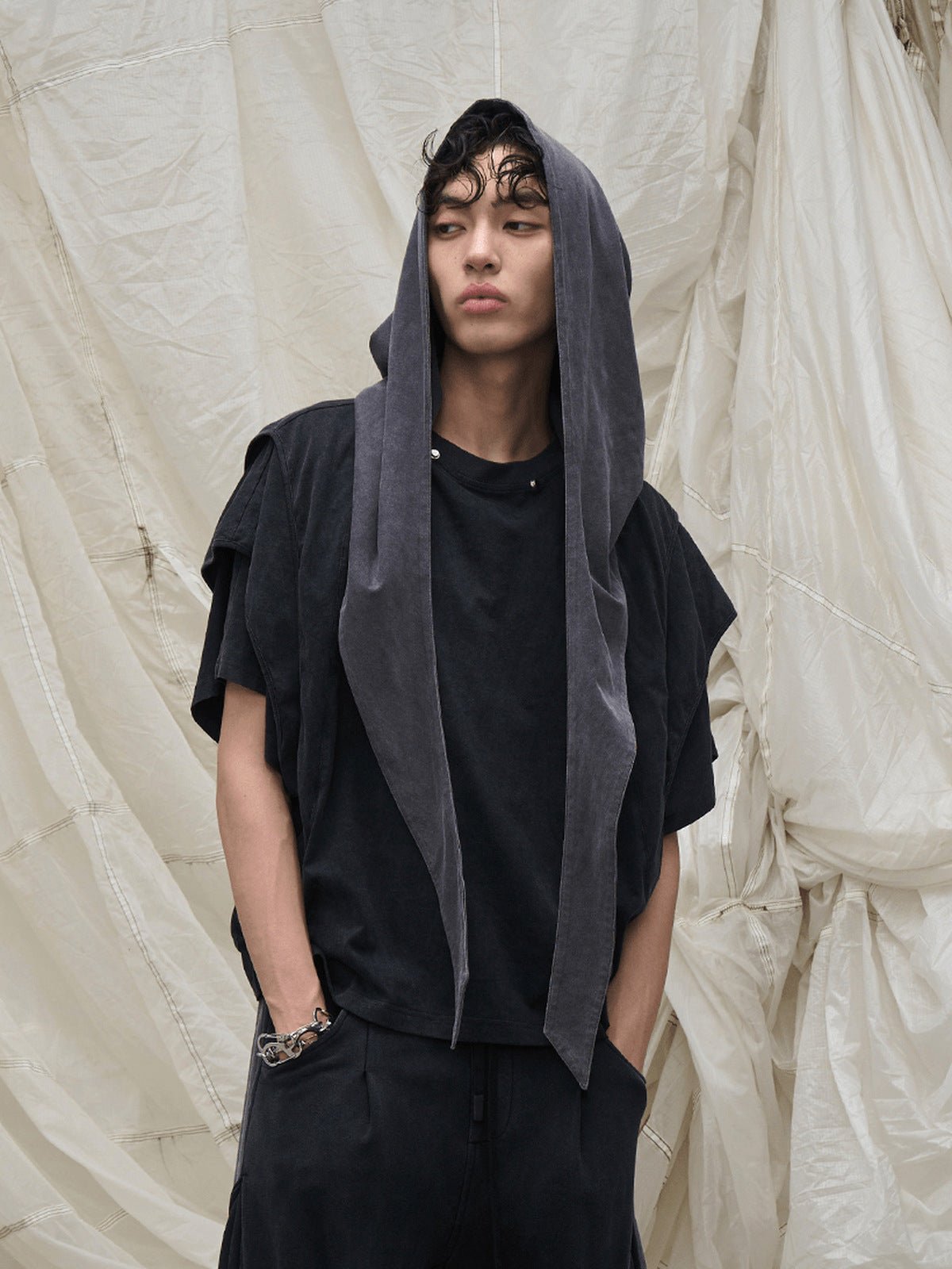 Kurzarm-Hoodie mit Oversized Schal-Kapuze – am Model, mit aufgesetzter Kapuze | XoKool