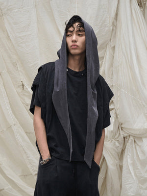 Kurzarm-Hoodie mit Oversized Schal-Kapuze – am Model, mit aufgesetzter Kapuze | XoKool