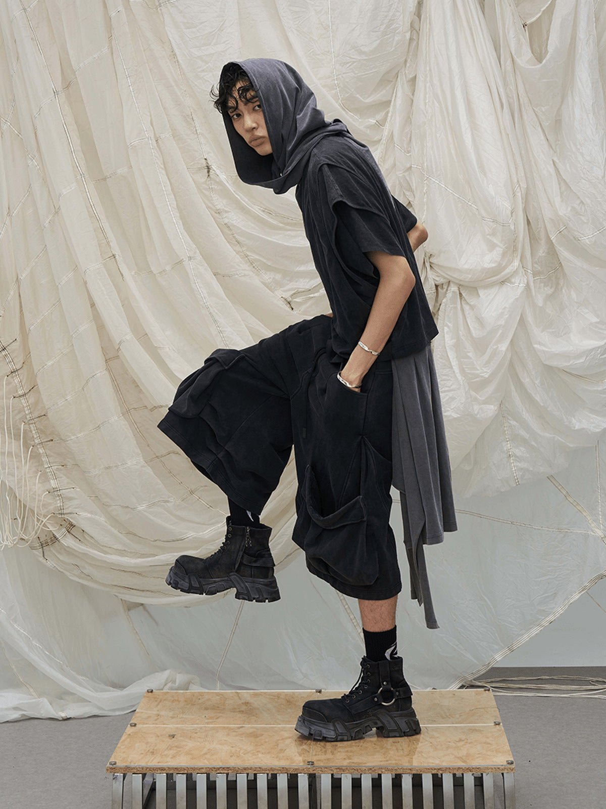 Kurzarm-Hoodie mit Oversized Schal-Kapuze – am Model, seitlich | XoKool