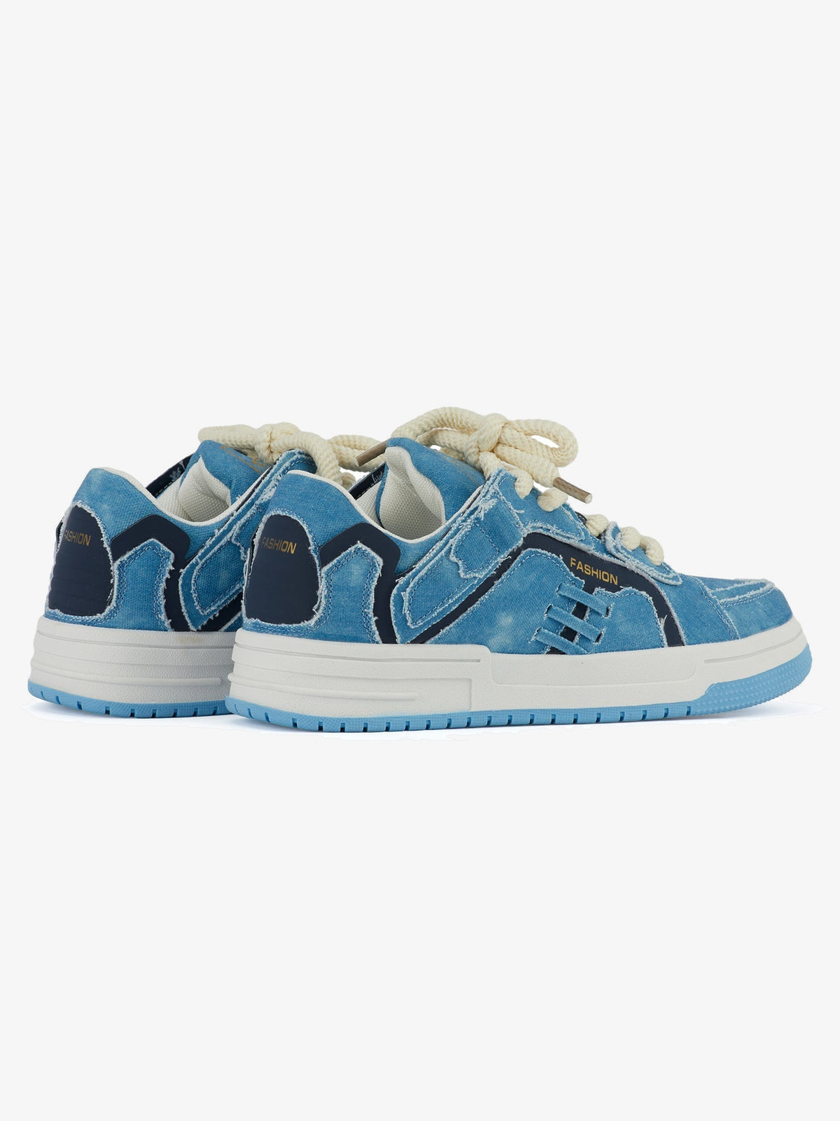 Blaue Denim Patchwork Sneaker mit ausgefransten Overlays – Paar von hinten schräg | XoKool