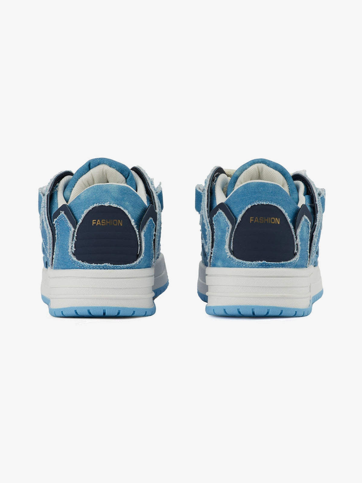 Blaue Denim Patchwork Sneaker mit ausgefransten Overlays – Paar von hinten | XoKool