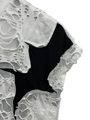 Gothic tank top – White, shoulder close-up | XoKool
