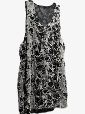 Zerrissenes Strick-Tanktop im Layer-Look in Grau und Schwarz – Vorderansicht auf dem Bügel | XoKool