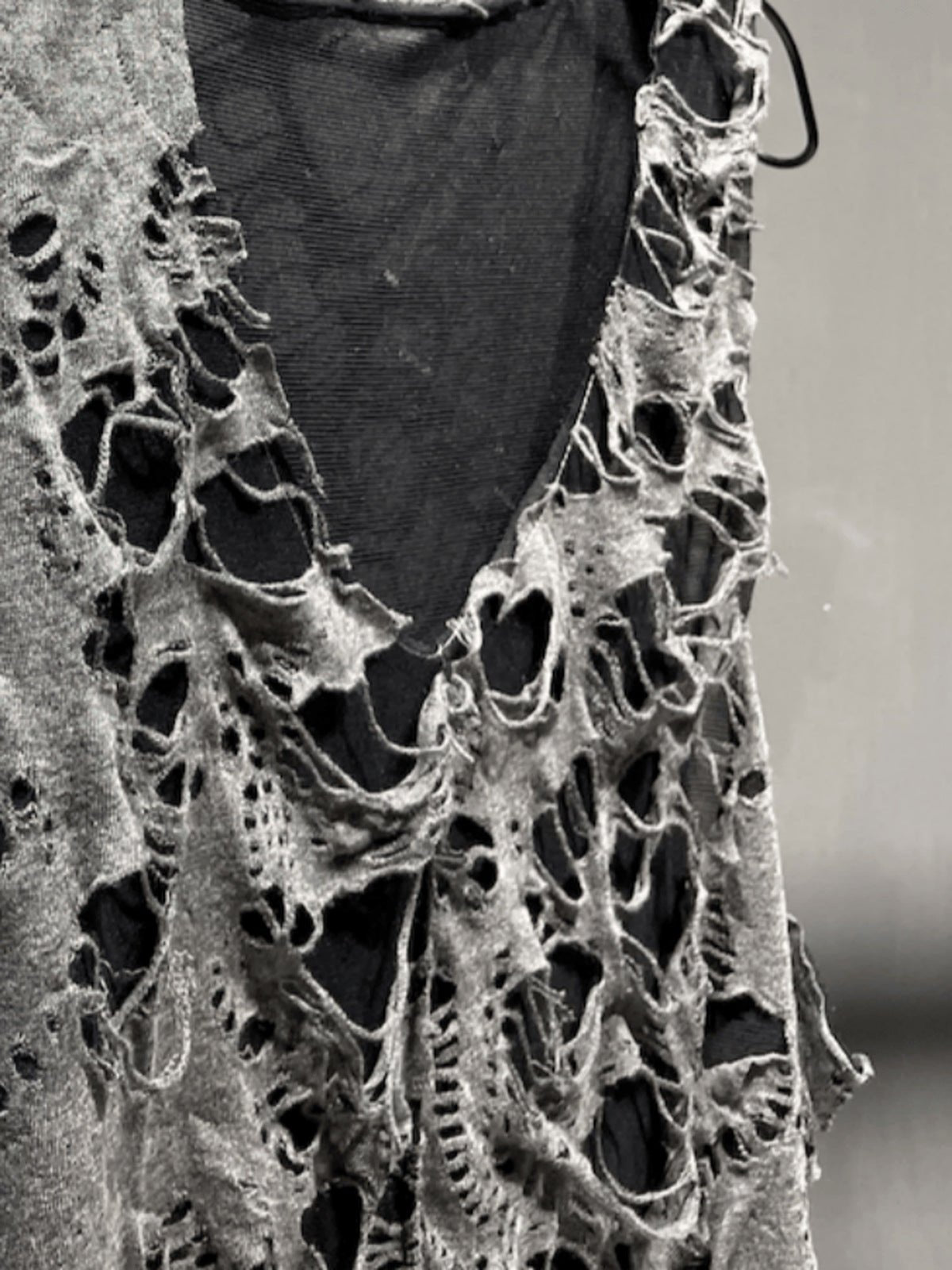 Zerrissenes Strick-Tanktop im Layer-Look in Grau und Schwarz – Ausschnitt im Detail | XoKool